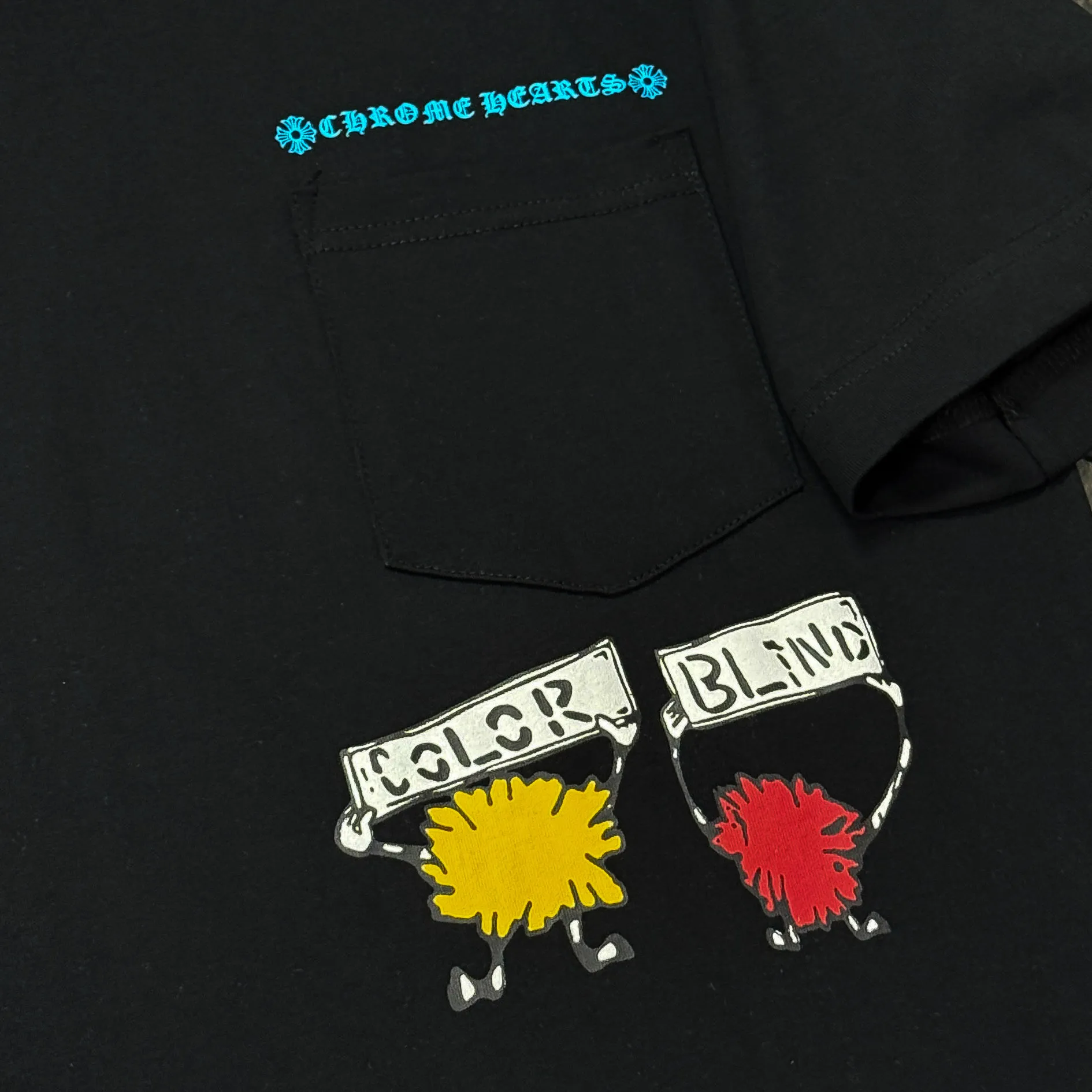 P180 Chrome Hearts Chrome Hearts 25 high-end versions. The fabric is made of 300 grams of high-density pure cotton. It does not deform or shrink. It has three labels. It is the same style for men and women. Technology: suede foaming + digital printing. Color: white, black. SIZE: S-XL.